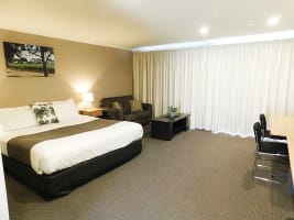 COUNTRY LIVING , CITY CLASS, FAR FROM THE RAT RACE, YOU’LL LOVE IT! - 2814ML