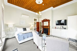 LEASEHOLD - Bull & Mouth Hotel Motel, Maryborough VIC - 1P0576