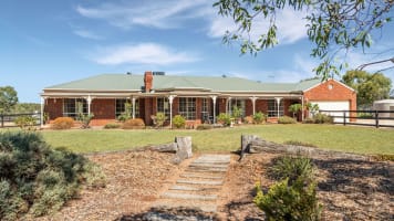 Licensed 30-dog facility with established 17-year trading history  within 90 minutes of Melbourne.
