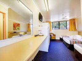 LARGE PROFITABLE LEASEHOLD MOTEL, IN FNQ LARGEST CITY - 2324ML