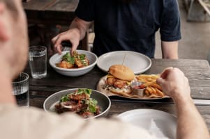 LEASEHOLD - Tomahawks Bar & Eatery, Bright VIC - 1P0589