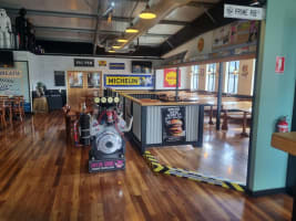 National Restaurant Franchise Opportunity. Excellent Net Profit Estabishment.