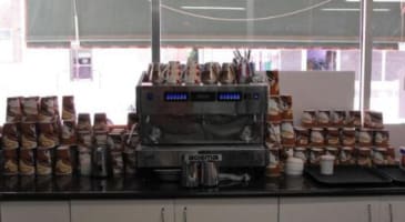 EXCELLENT COUNTRY CAFE LOUNGE / TAKEAWAY - SELLING FREEHOLD WITH 4BR RESIDENCE!