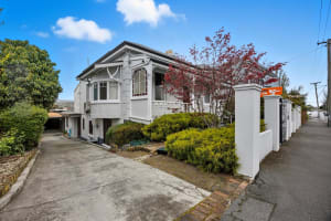 Prime Location Residence with Income or 3 BnB lets (stca) or Health Professional Rooms