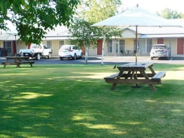 COUNTRY LIVING , CITY CLASS, FAR FROM THE RAT RACE, YOU’LL LOVE IT! - 2814ML