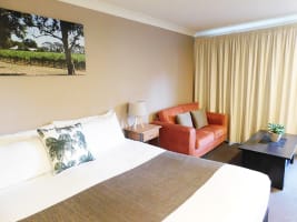 COUNTRY LIVING , CITY CLASS, FAR FROM THE RAT RACE, YOU’LL LOVE IT! - 2814ML