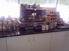 EXCELLENT COUNTRY CAFE LOUNGE / TAKEAWAY - SELLING FREEHOLD WITH 4BR RESIDENCE!