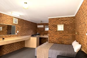 LEASEHOLD - Settlement Motor Inn, Deniliquin NSW - 1P0624