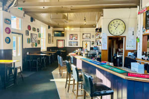UNDER OFFER - Queen's Head Hotel