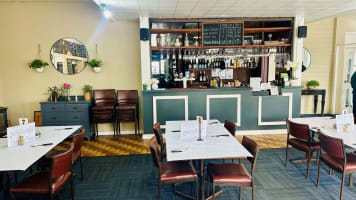 Well-Established Country Hotel in the Heart of Colac