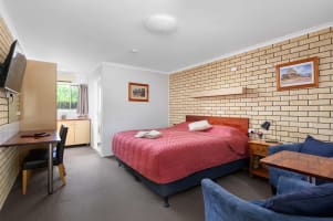 CONSISTENTLY PROFITABLE, EASY TO RUN LEASEHOLD MOTEL - 1994ML