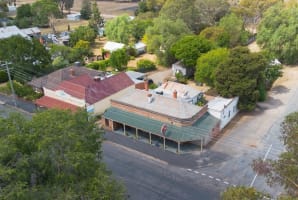 FREEHOLD - Devenish Railway Hotel VIC - 1P0552