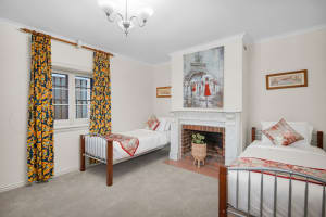 Prime Location Residence with Income or 3 BnB lets (stca) or Health Professional Rooms