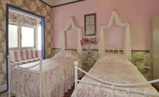 THE BEARS WENT OVER THE MOUNTAIN - SUCCESSFUL B&B WITH RESIDENCE