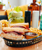 DAY TRADE CAFE
in affluent location with CHEAP RENT