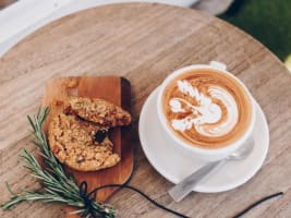 Hole-in-the-Wall Café with Cult Bagel Brand, Delivery Platforms & Growth Potential