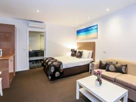 PRESTIGE LOCATION AND ACCOMODATION IN THRIVING VICTORIA’S SECOND LARGEST CITY - 2876MF