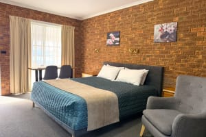 LEASEHOLD - Settlement Motor Inn, Deniliquin NSW - 1P0624