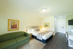 LEASEHOLD - Country Club Motor Inn, Deniliquin NSW - 1P0590