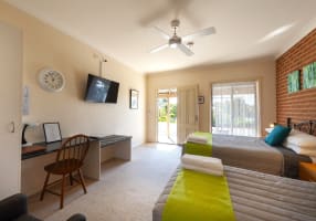 FREEHOLD - Motel Views Yackandandah VIC - 1P0373