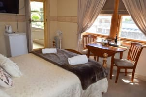 CAFE & ACCOMMODATION - NORTHERN TABLELANDS