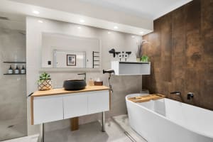 Prime Location Residence with Income or 3 BnB lets (stca) or Health Professional Rooms