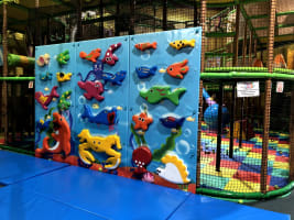 Lollipops Playland and Cafe Springwood Indoor Playcentre / Playground