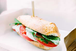 Stunning Cafe on the 'Paris End' of Collins Street, CBD! (Our Ref: V1929)