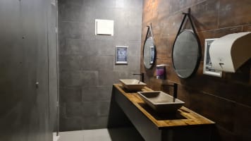 Missing Gorilla - A spacious family friendly pub and live music venue.