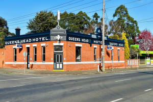 UNDER OFFER - Queen's Head Hotel