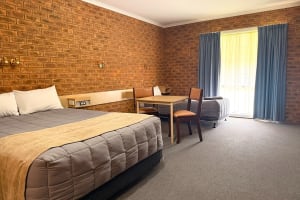 LEASEHOLD - Settlement Motor Inn, Deniliquin NSW - 1P0624