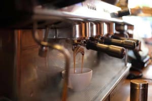 LONG RUNNING BUSY CAFE AT THE TOP POSITION IN GLEN HUNTLY