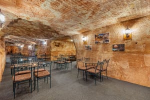 MULTI-AWARD WINNING UNDERGROUND MOTEL IN COOBER PEDY | Resort Brokers ID : FH009333