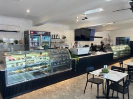 ONE OF THE BEST CAFES ON THE MARKET - DON'T MISS OUT!!