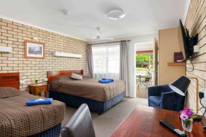 CONSISTENTLY PROFITABLE, EASY TO RUN LEASEHOLD MOTEL - 1994ML