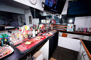 ONE OF THE CHEAPEST PUBS IN VICTORIA - 121HF