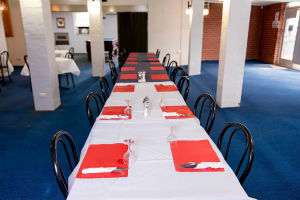 ONE OF THE CHEAPEST PUBS IN VICTORIA - 121HF