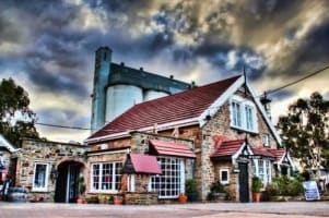 AWARD WINNING "GRASSHOPPER ROADHOUSE & RESTAURANT" - WITH  2 RESIDENCES