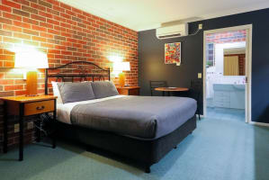 UNDER CONTRACT - Poachers Paradise Motel, Rutherglen VIC - 1P0523