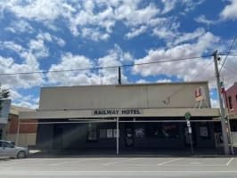 FREEHOLD PUB WITH ADDITIONAL OPTIONS (ACCOMMODATION/RESIDENCE/CAFE)