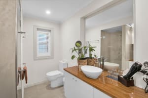 Prime Location Residence with Income or 3 BnB lets (stca) or Health Professional Rooms