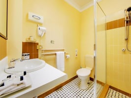 LARGE PROFITABLE LEASEHOLD MOTEL, IN FNQ LARGEST CITY - 2324ML