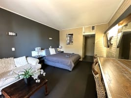 SOME FLY 14,000 KMS TO BE IN MILLICENT, SA - 2564ML