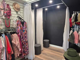 Popular Women's Fashion Boutique - Prime Location
