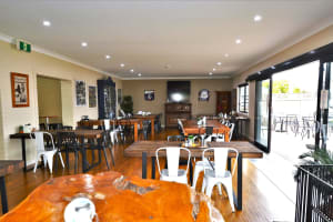 FREEHOLD HOTEL & ACCOMMODATION - Family Hotel, Cootamundra NSW - 1P0382