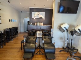 Spacious Hair Salon with Beauty Room in Prime Doncaster East Location