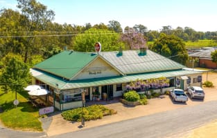 FREEHOLD - Whorouly Hotel, VIC - 1P0573
