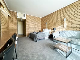 SOME FLY 14,000 KMS TO BE IN MILLICENT, SA - 2564ML