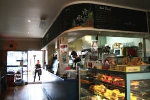 CAFE/TAKEAWAY - seating for 20 + another 50 alfresco.