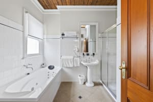 LEASEHOLD - Bull & Mouth Hotel Motel, Maryborough VIC - 1P0576